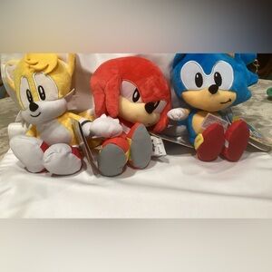 Plush Sonic the Hedgehog figures.